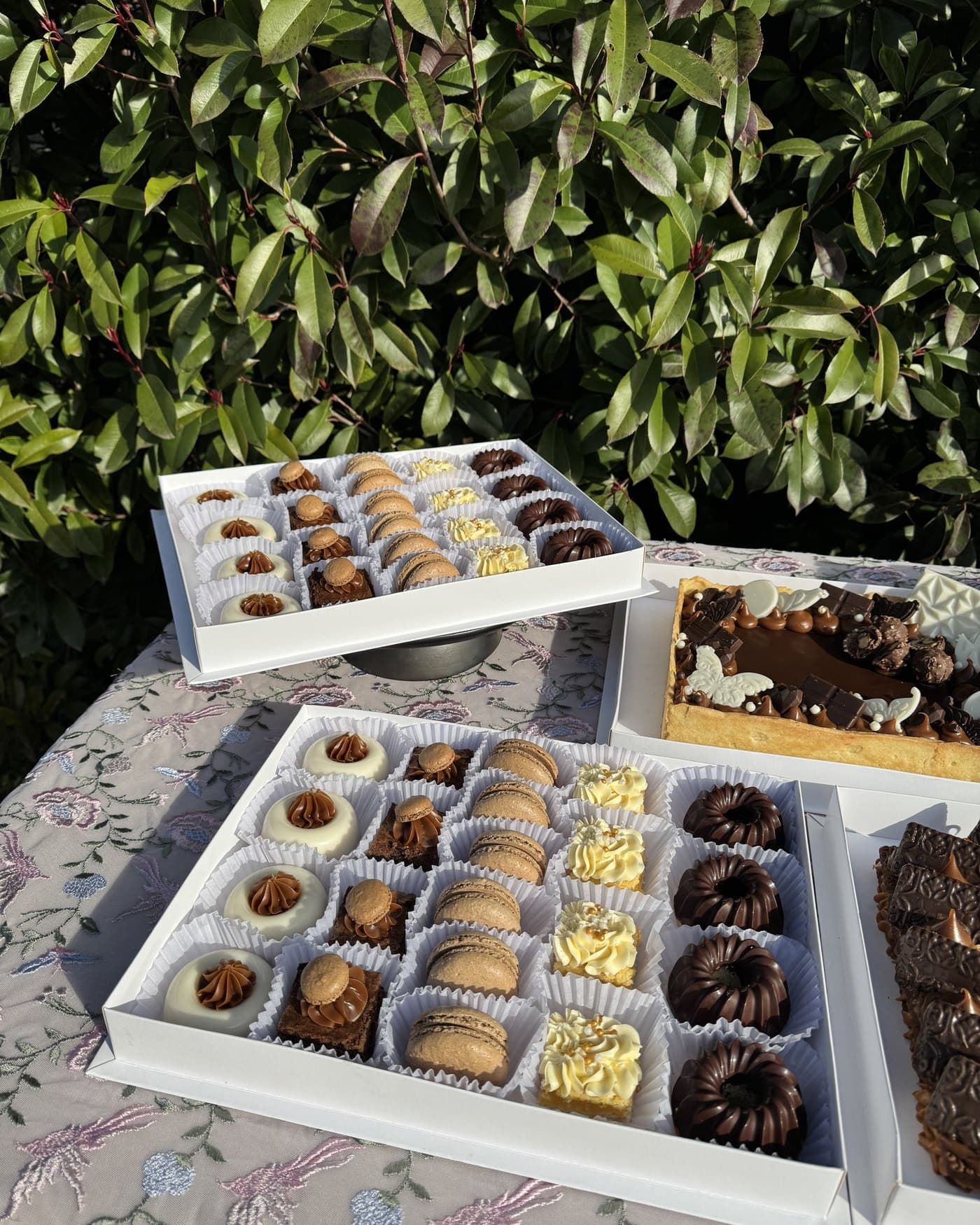 Box Mesa Dulce armada: brownies, lemonies, donitas, budines y macarons