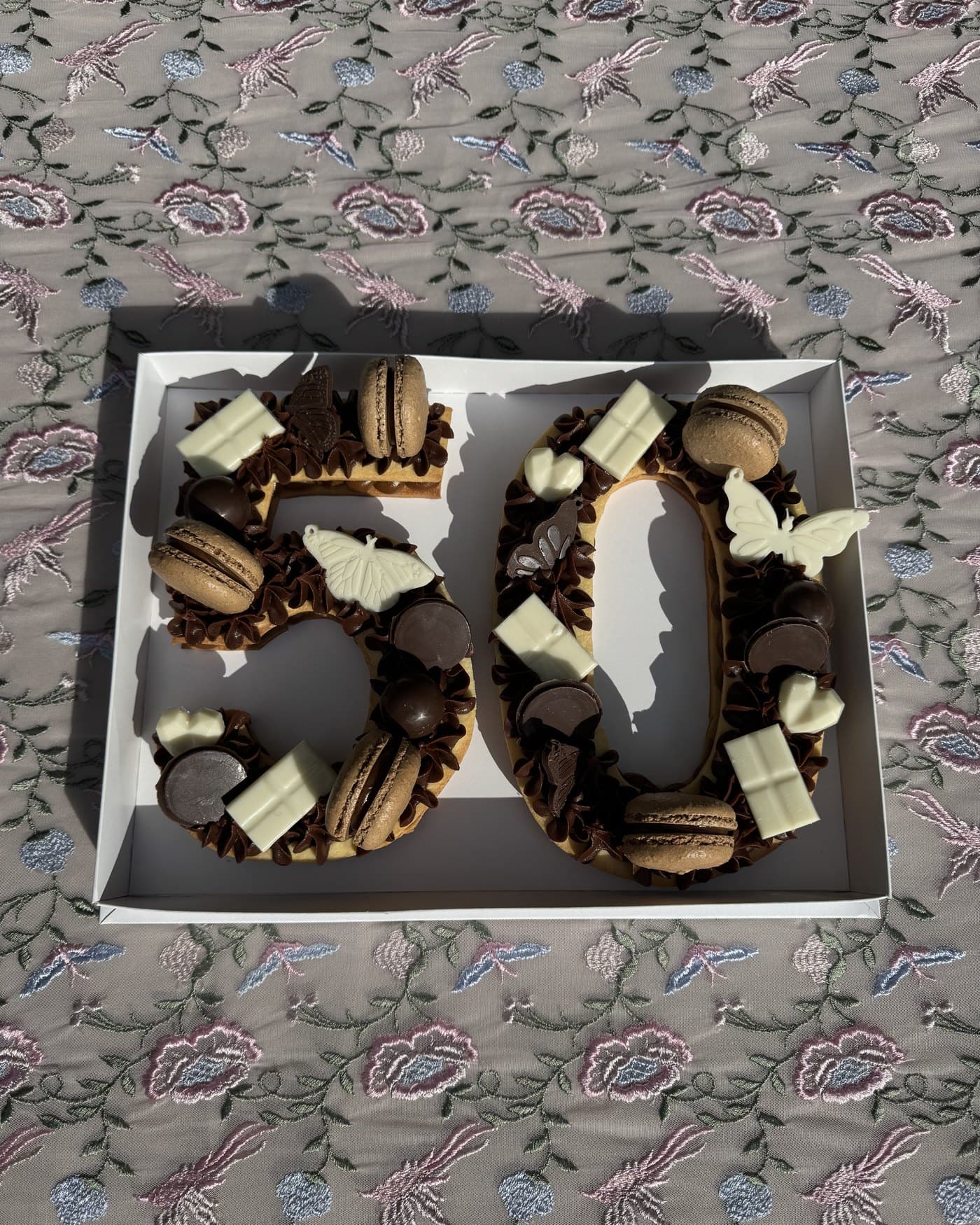 NumberCake con el número 50, cubierto de chocolate y merengues