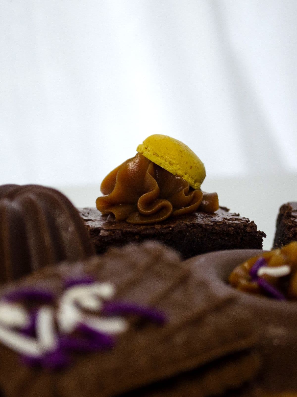 Brownie, budín bañado y donita de la caja, vistos de cerca
