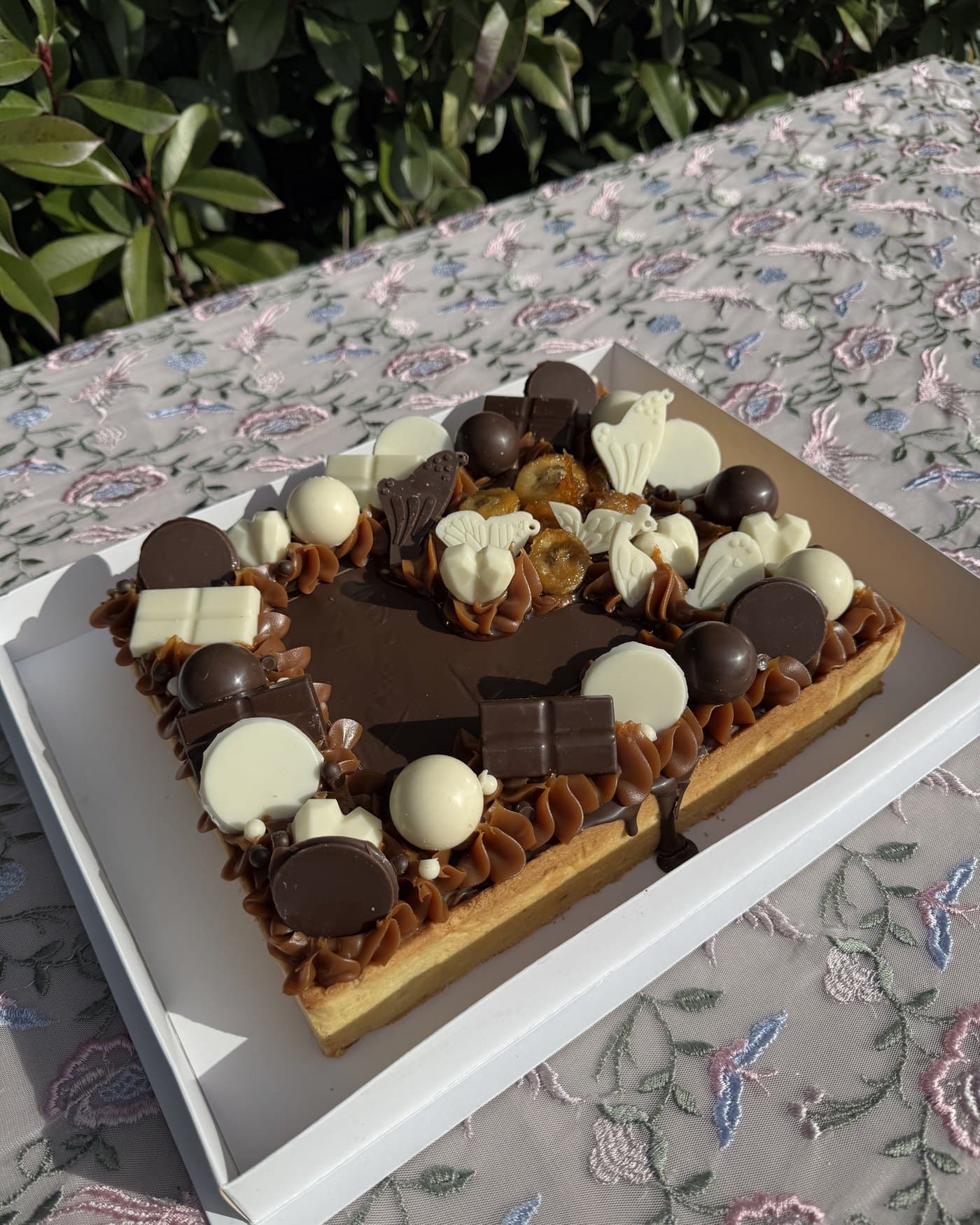 Torta Banana Split con rodajas de banana caramelizada